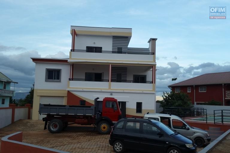 À louer une grande villa à étage de type F8 avec piscine non loin de l' aéroport international Ivato sis à Anosiala Ambohidratrimo