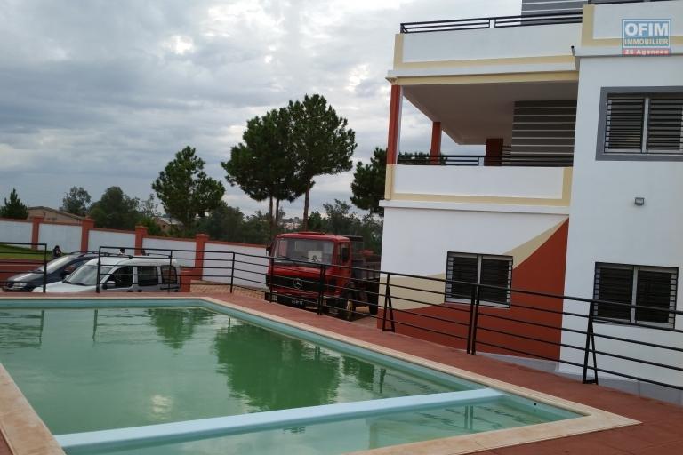À louer une grande villa à étage de type F8 avec piscine non loin de l' aéroport international Ivato sis à Anosiala Ambohidratrimo