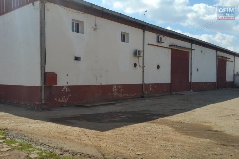 À louer un entrepôt de 2 niveaux avec une surface total de 1200 m2 environ sis à Ankorondrano