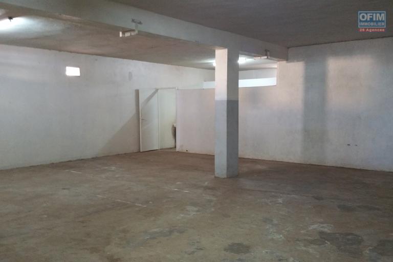 À louer un entrepôt de 2 niveaux avec une surface total de 1200 m2 environ sis à Ankorondrano