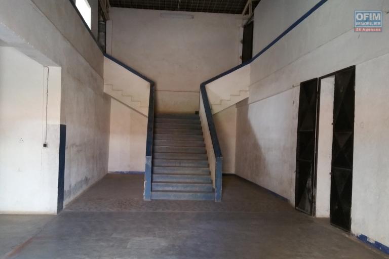 À louer un entrepôt de 2 niveaux avec une surface total de 1200 m2 environ sis à Ankorondrano