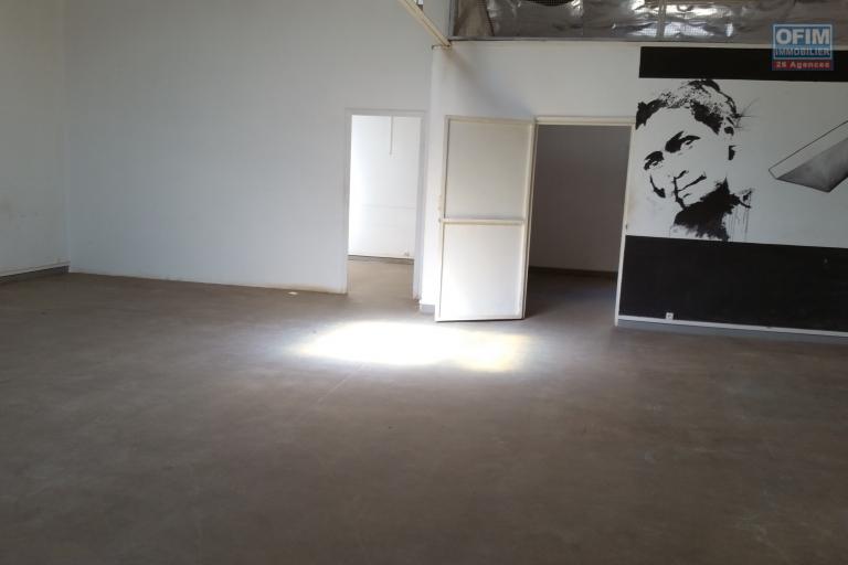 À louer un entrepôt de 2 niveaux avec une surface total de 1200 m2 environ sis à Ankorondrano