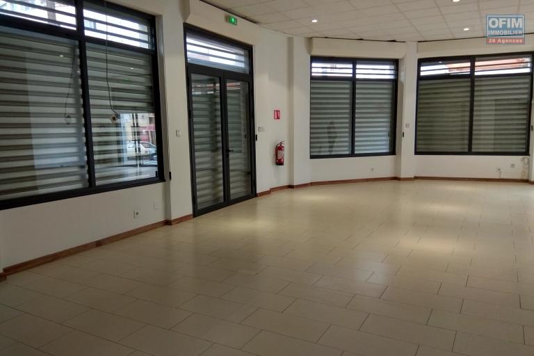 Un local commercial de 80m2  en plein centre  ville sans pas de porte à Tsaralalàna