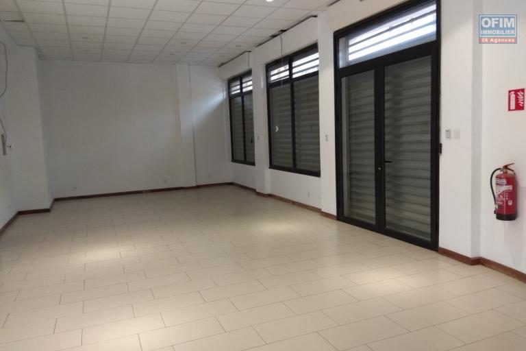 Un local commercial de 80m2  en plein centre  ville sans pas de porte à Tsaralalàna ( NON DISPONIBLE )