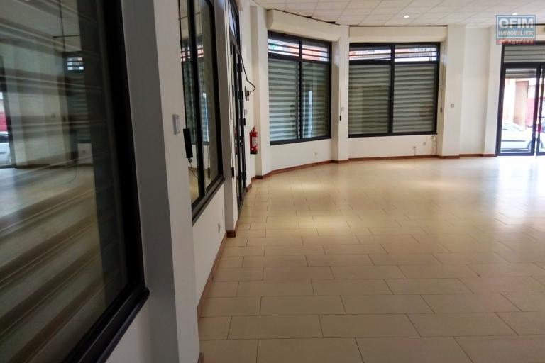 Un local commercial de 80m2  en plein centre  ville sans pas de porte à Tsaralalàna