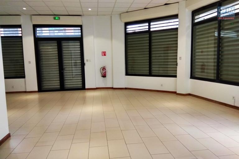 Un local commercial de 80m2  en plein centre  ville sans pas de porte à Tsaralalàna ( NON DISPONIBLE )