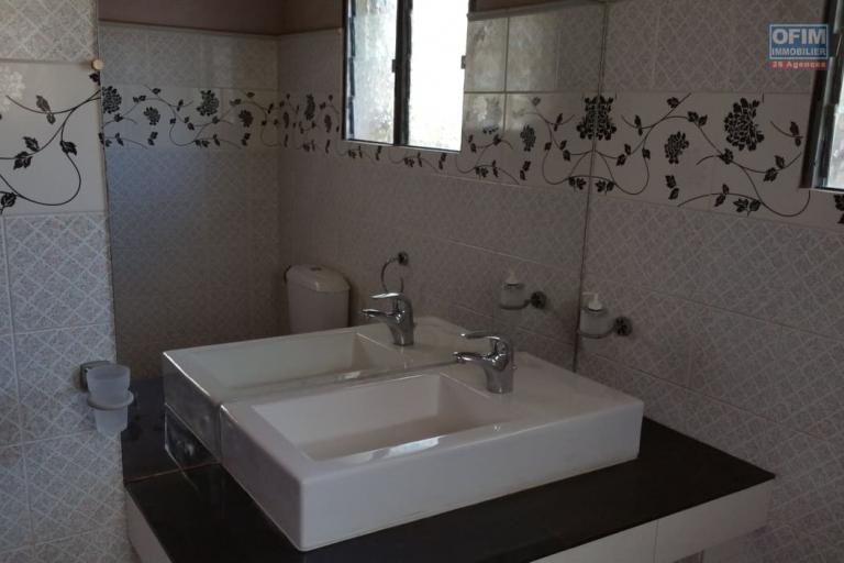 A louer une belle villa à étage de type F4 sis à Ambohitrimanjaka