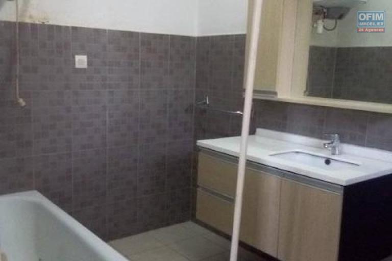 A louer une villa F4 très facile d'accès avec une grande cour à deux pas de Shoprite à Talatamaty