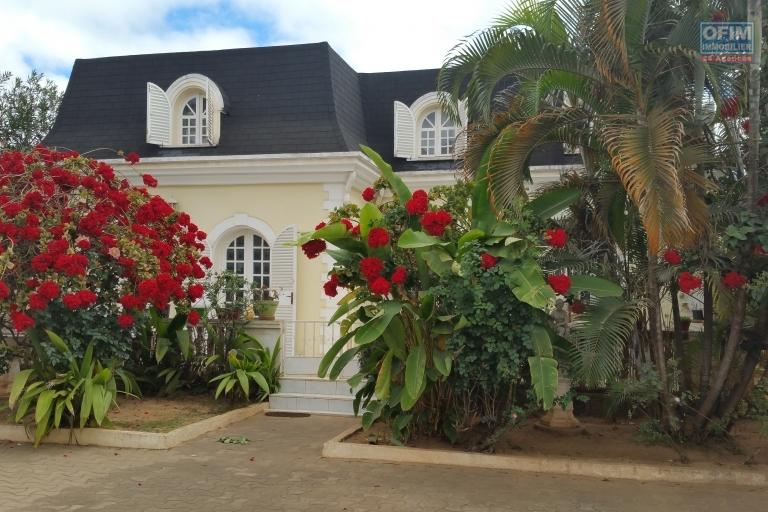 À louer une splendide villa non meublée à étage de type F6 dans un quartier résidentiel à Ambatoroka et à 10 minutes du centre ville (NON DISPONIBLE)