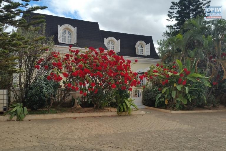 À louer une splendide villa non meublée à étage de type F6 dans un quartier résidentiel à Ambatoroka et à 10 minutes du centre ville (NON DISPONIBLE)