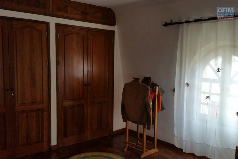 À louer une splendide villa non meublée à étage de type F6 dans un quartier résidentiel à Ambatoroka et à 10 minutes du centre ville
