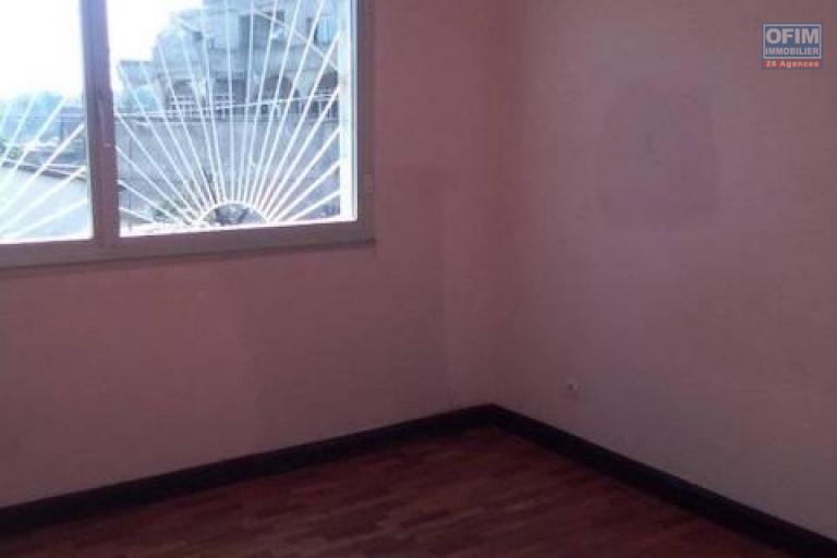 A louer un appartement T3 à l'étage d'un immeuble se trouvant à Mandrosoa Ivato ( NON DISPONIBLE )