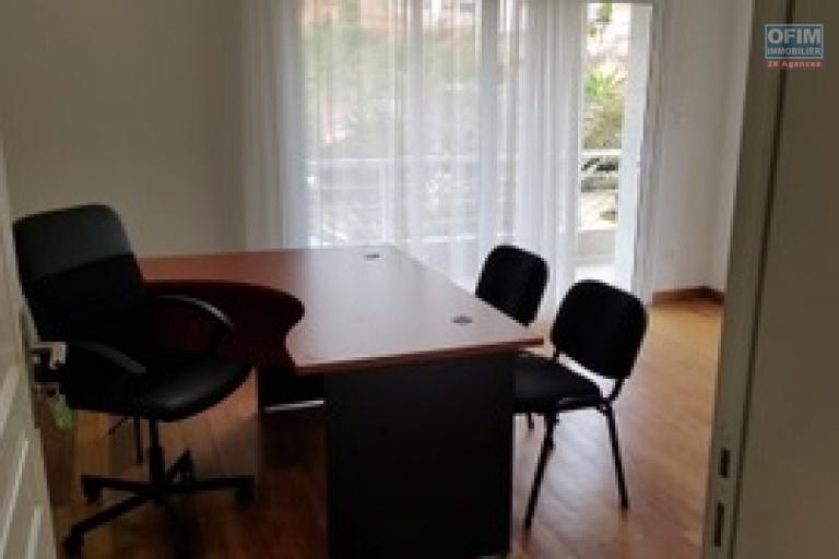 A louer un duplex de haut standing de type T5 dans une r&eacute;sidence bien s&eacute;curis&eacute;e dans le centre ville situ&eacute; au cit&eacute; planton. Contact Mr Jacky 034 02 443 04