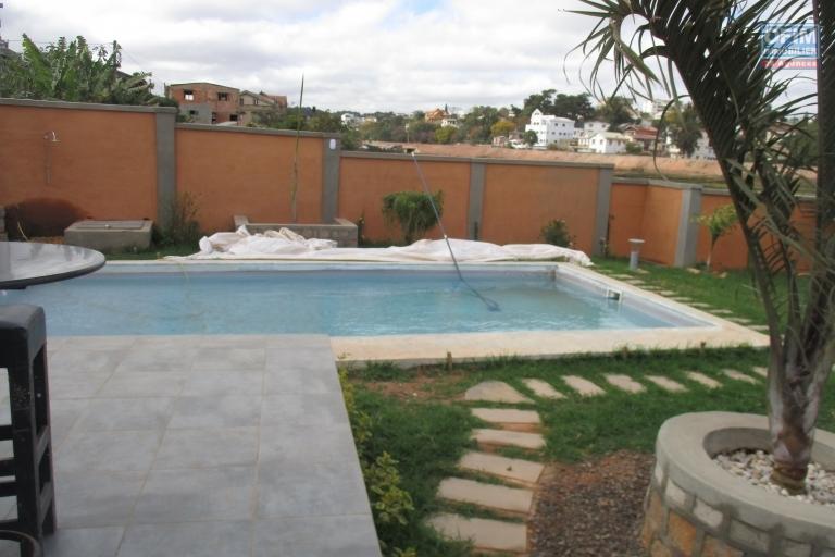 Location maison neuve F6 avec piscine à Ambatobe Nanisana