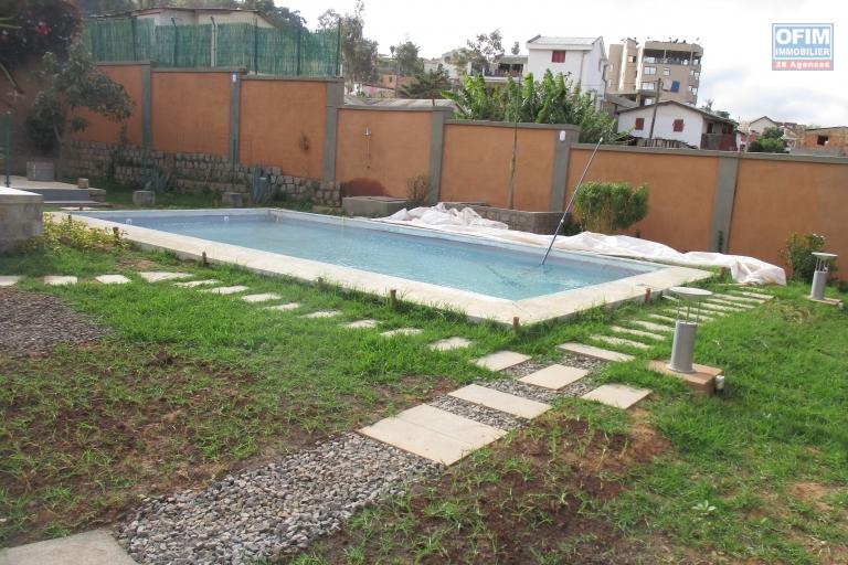 Location maison neuve F6 avec piscine à Ambatobe Nanisana