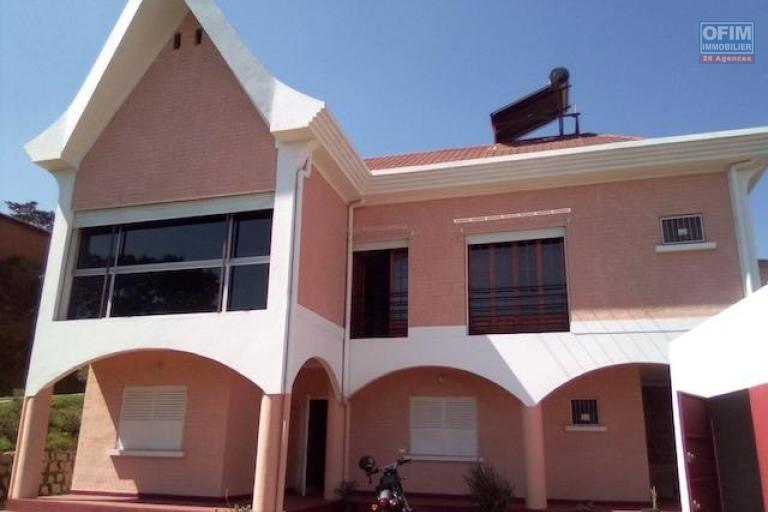 A louer une splendide villa à étage F6 dans un quartier calme à Talatamaty