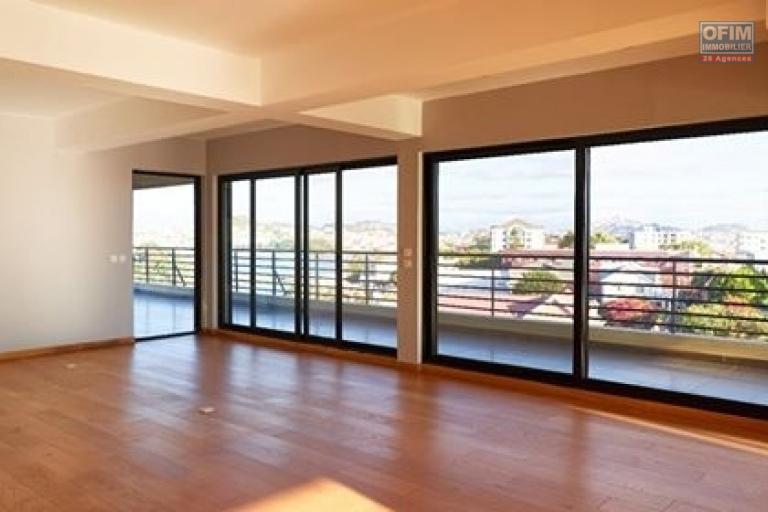 OFIM met en location un appartement de type T3 unique à Ivandry car il une surface habitable au totale de 260m2 avec une vue panoramique et terrasse de 160m2.LOUE