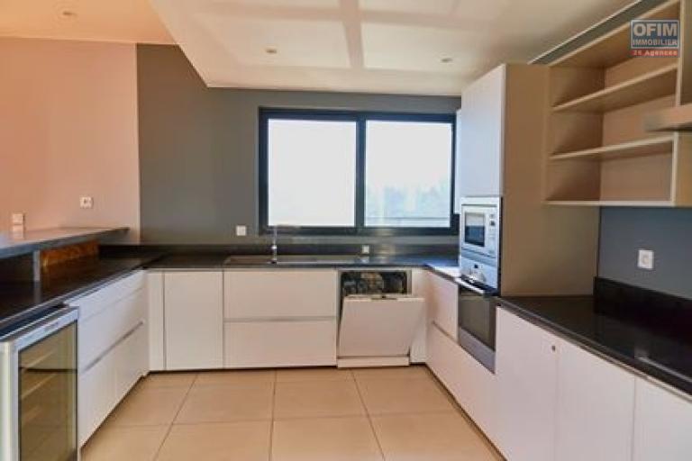 OFIM met en location un appartement de type T3 unique à Ivandry car il une surface habitable au totale de 260m2 avec une vue panoramique et terrasse de 160m2.LOUE