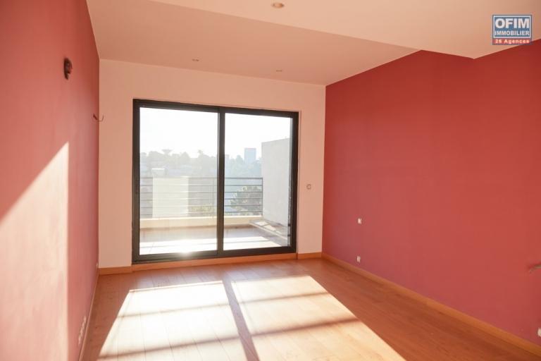 OFIM met en location un appartement de type T3 unique à Ivandry car il une surface habitable au totale de 260m2 avec une vue panoramique et terrasse de 160m2.LOUE