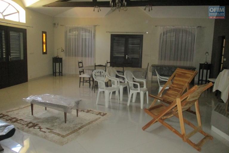 Charmante villa F5 semi meublée dans une bâtie sur un terrain de 3000m2 à 7 mn de l'aéroport d'Ivato