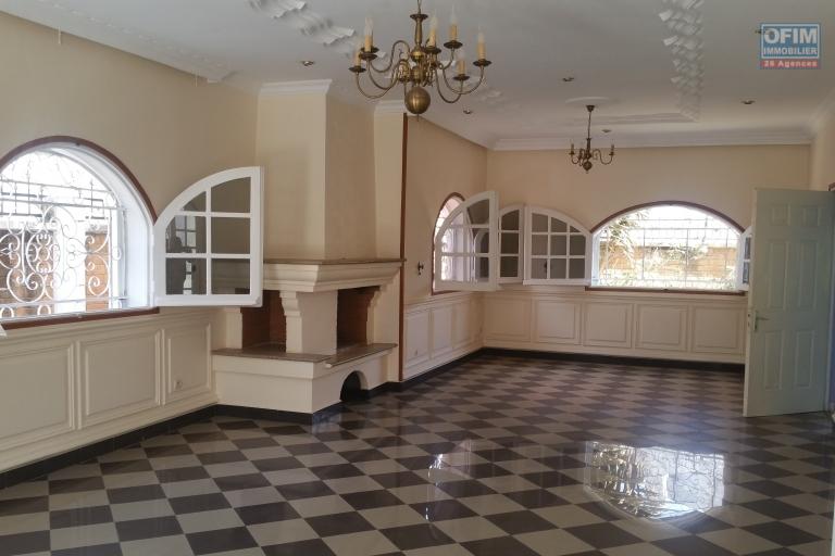 À louer une splendide villa non meublée à étage de type F6 dans un quartier résidentiel à Ambatoroka et à 10 minutes du centre ville
