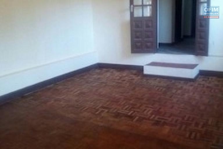 A louer une villa rénovée F6 pour usage d'habitation ou usage mixte dans un endroit calme à Mandrosoa Ivato