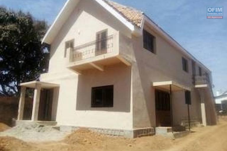 A louer une villa rénovée F6 pour usage d'habitation ou usage mixte dans un endroit calme à Mandrosoa Ivato