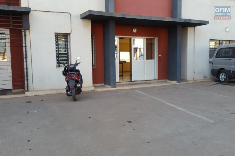 A louer un local commercial environ 110 m² neuf au rez-de-chaussée d'un immeuble de R+3 bord de route principale vers l'aéroport d'Ivato (NON DISPONIBLE)