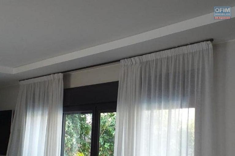 OFIM offre en location une charmante villa moderne F4  meubl&eacute;e   dans une r&eacute;sidence s&eacute;curis&eacute; 24/24 &agrave; Tanjombato contact Francia