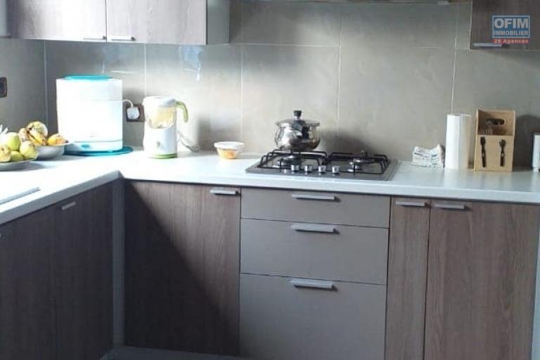 OFIM offre en location une charmante villa moderne F4  meubl&eacute;e   dans une r&eacute;sidence s&eacute;curis&eacute; 24/24 &agrave; Tanjombato contact Francia