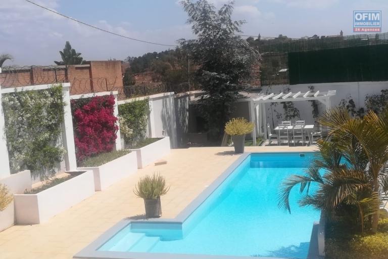 Une villa F6 meublée avec piscine à 10mn de l'école Peter Pan Alasora