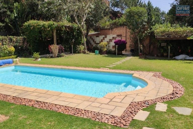 OFIM offre en location une magnifique villa F7 avec piscine et jardin qui est sécurisée 24/24 à Ambatobe à quelques pas du Lycée Français.LOUE