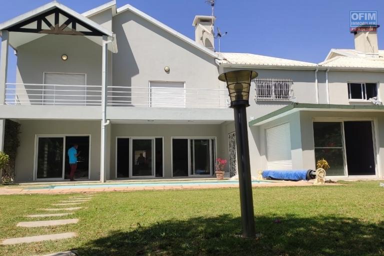 OFIM offre en location une magnifique villa F7 avec piscine et jardin qui est sécurisée 24/24 à Ambatobe à quelques pas du Lycée Français.LOUE