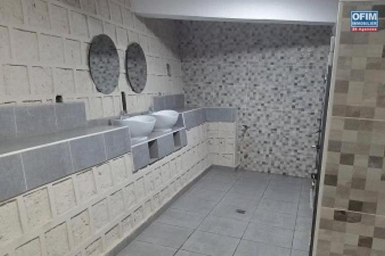 A louer un local de 42 M2 (N°15) à l'étage d'un immeuble de standing au bord de route à Ambohibao