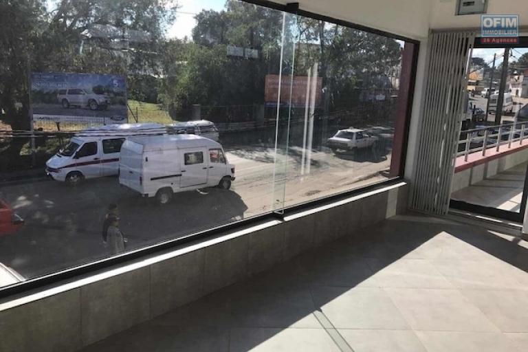A louer un local de 52m2 (N°13) avec grande baie vitrée à l'étage d'un immeuble de standing au bord de route à Ambohibao