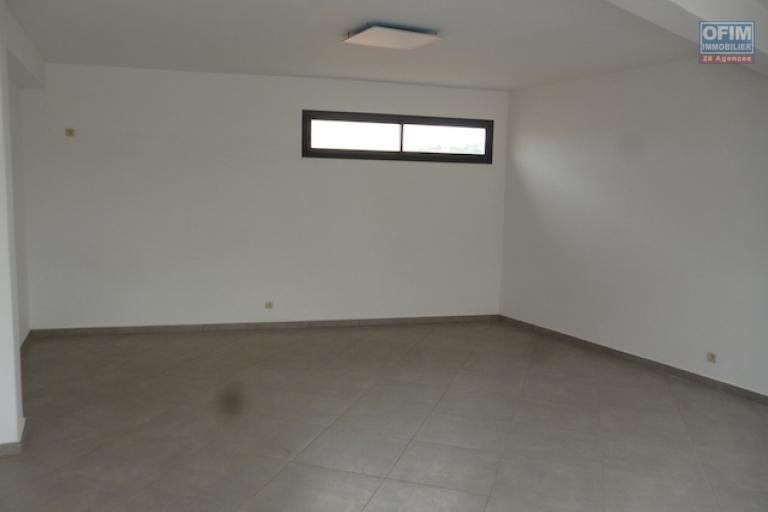 A louer un local de 52m2 (N°13) avec grande baie vitrée à l'étage d'un immeuble de standing au bord de route à Ambohibao