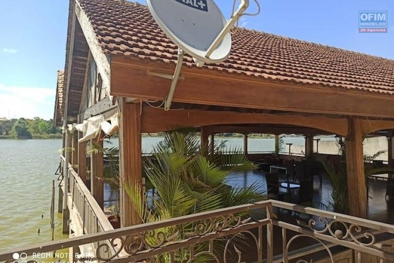 A louer un hôtel restaurant avec piscine et un grand chalet pour réception le tout pieds dans l'eau à Ivato ( NON DISPONIBLE )