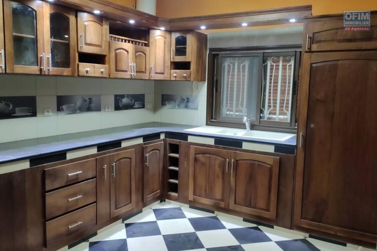 OFIM offre en location une villa F5 neuve à étage à Ivandry près de l'école.LOUE