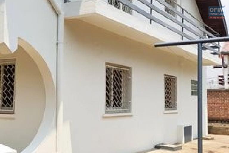 OFIM immobilier vous propose en location à usage mixte une villa située dans une zone sécurisée 24h/24 sis à Ankadimbahoaka Tanjombato qui est à 10min du centre ville