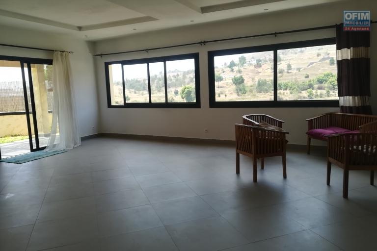 Une villa F6 avec piscine dans une résidence sécurisée à Ambatobe