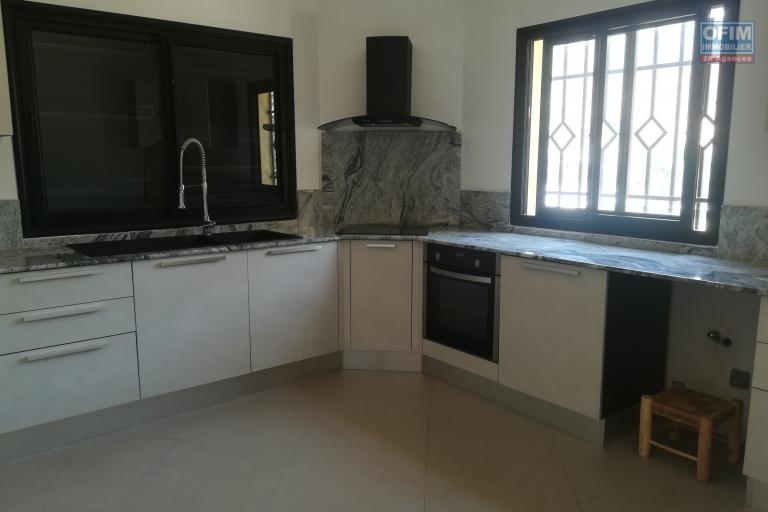 Une villa F6 avec piscine dans une résidence sécurisée à Ambatobe