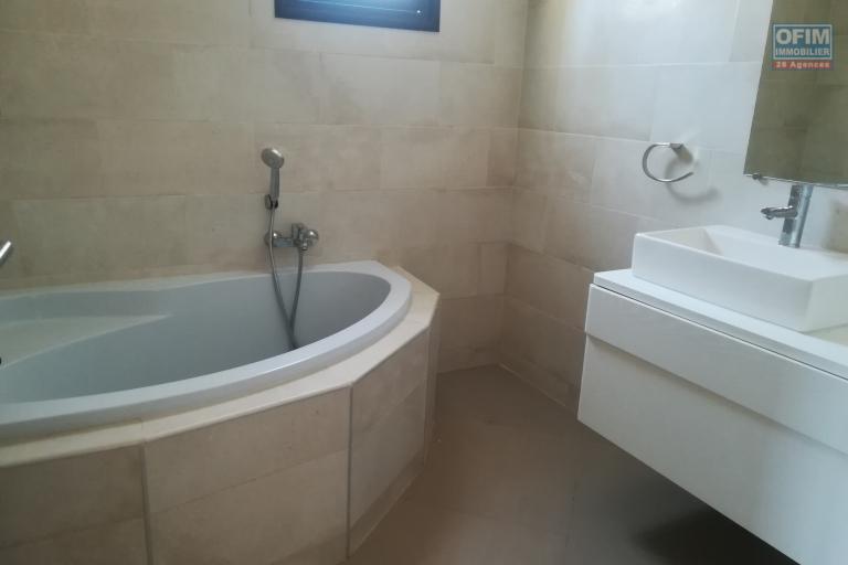 Une villa F6 avec piscine dans une résidence sécurisée à Ambatobe