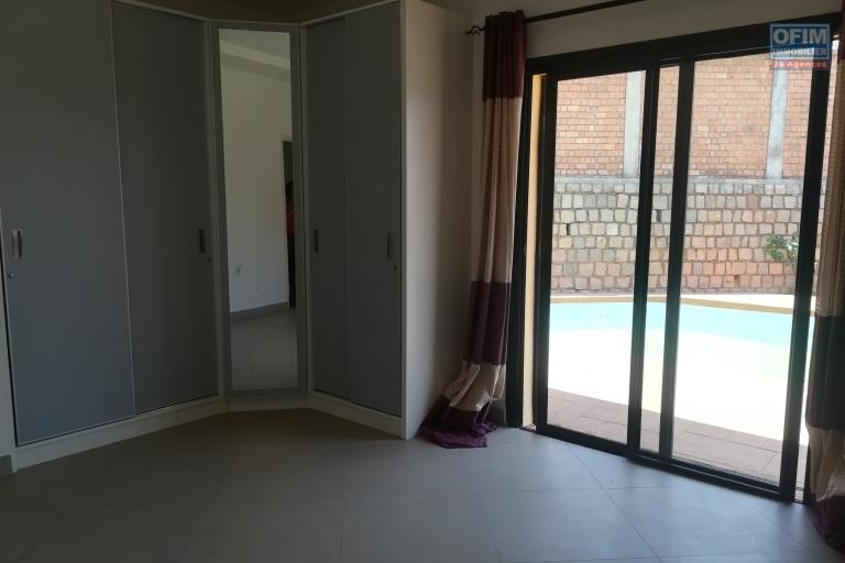 Une villa F6 avec piscine dans une résidence sécurisée à Ambatobe