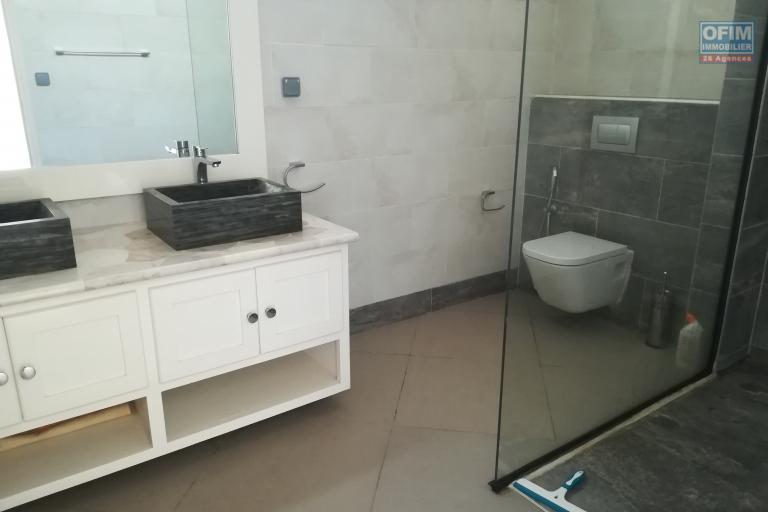 Une villa F6 avec piscine dans une résidence sécurisée à Ambatobe