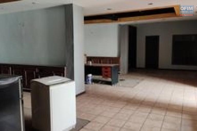 OFIM immobilier vous offre une occasion rare, un bâtiment entier de 910m2 en 4 étages contenant 34pièces disponibles à la location en pleine centre Analakely à usage bureau ou commercial