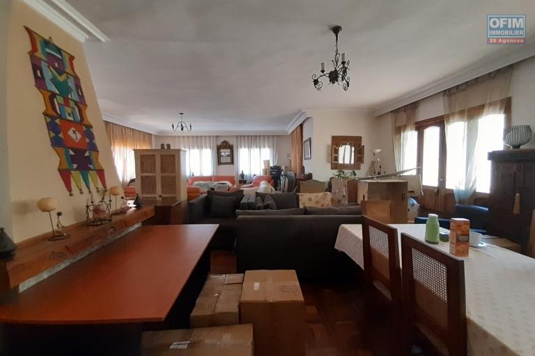 Villa basse F6 de 250 m2 habitable sur 1000 m2 de terrain à Androhibe- Antananarivo