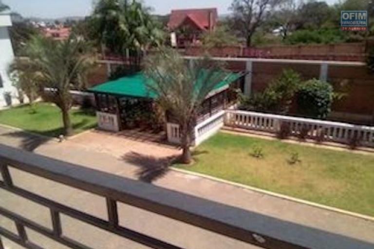 A louer une grande villa F11 dans un quartier résidentiel très facile d'accès à Ambohibao (NON DISPONIBLE)