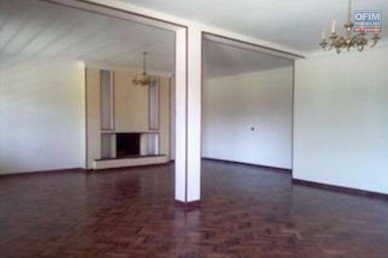 A louer une grande villa F11 dans un quartier résidentiel très facile d'accès à Ambohibao