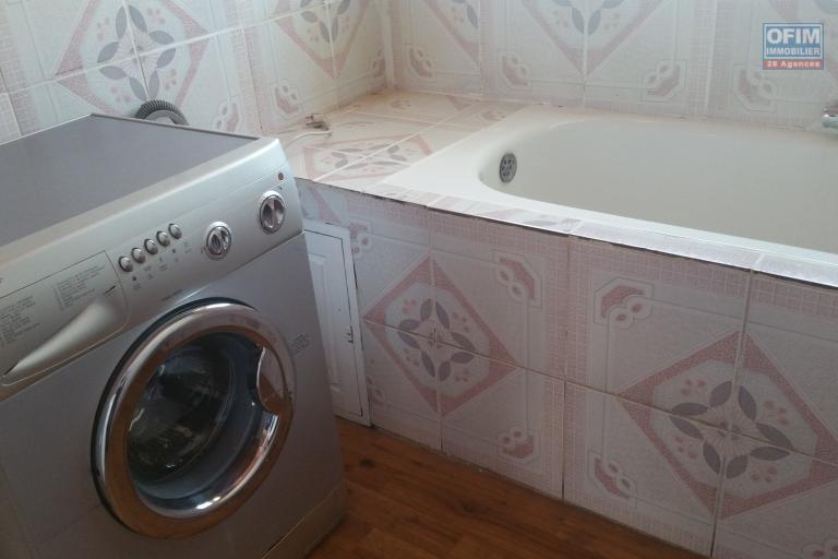 À un appartement semi-meublé de type F4 dans un endroit calme d'Avaradoha et à 10 minutes de l'école primaire B.