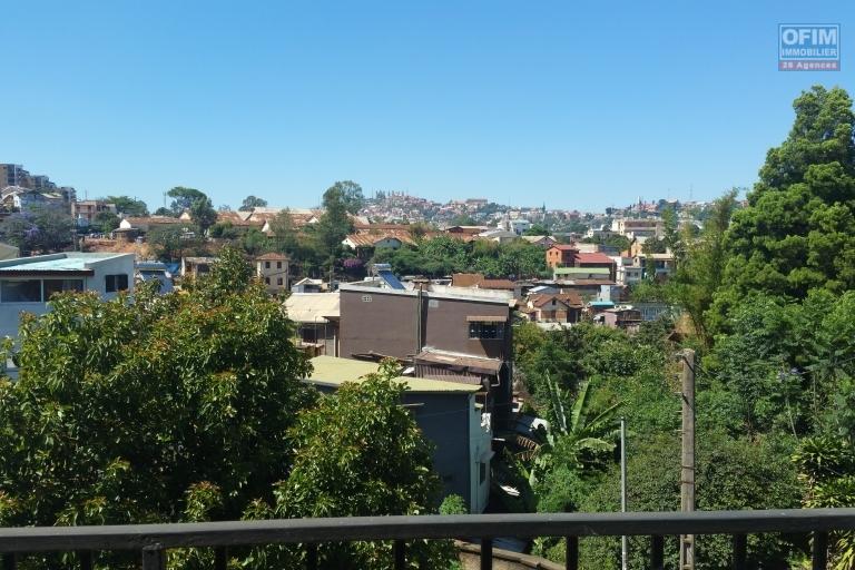 À un appartement semi-meublé de type F4 dans un endroit calme d'Avaradoha et à 10 minutes de l'école primaire B.